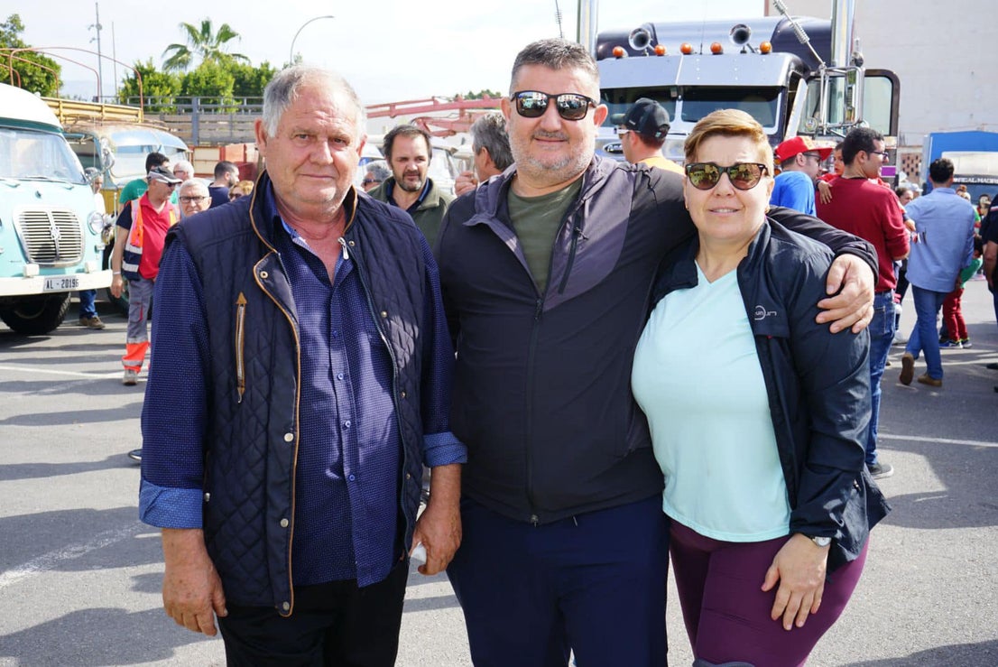 Concentración multitudinaria en Vícar de vehículos industriales antiguos