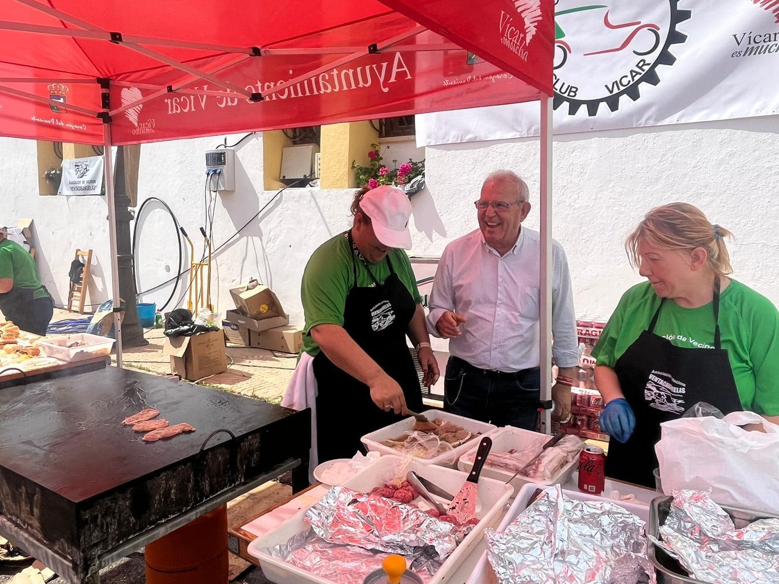 Concentración multitudinaria en Vícar de vehículos industriales antiguos