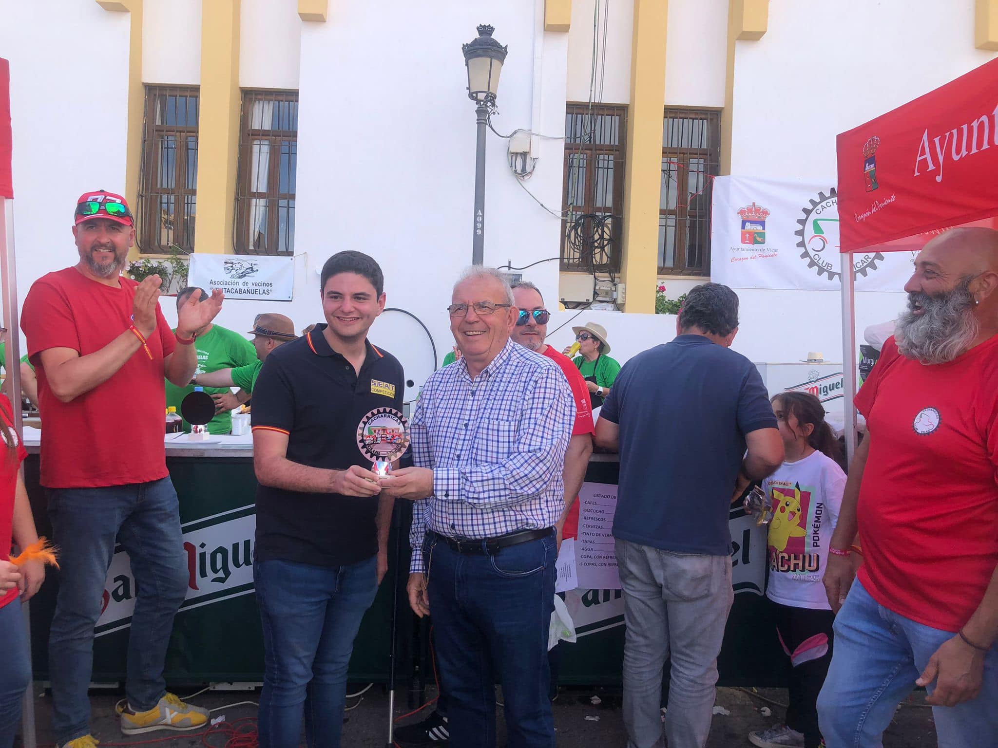 Concentración multitudinaria en Vícar de vehículos industriales antiguos