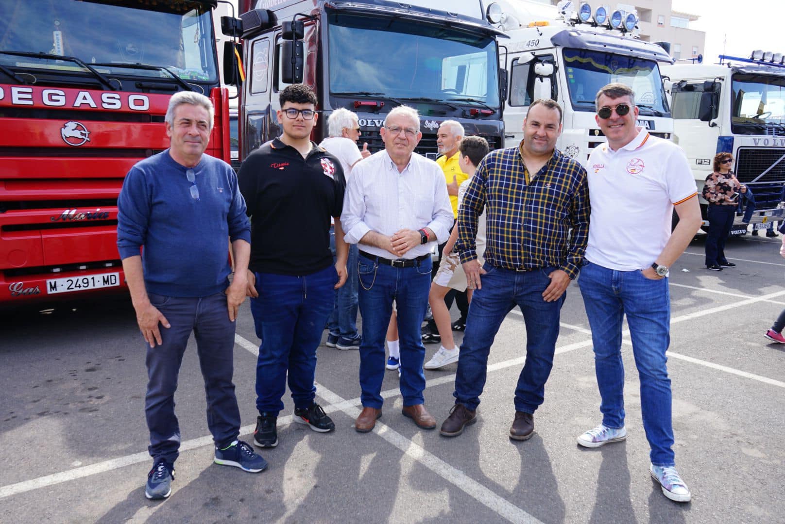 Concentración multitudinaria en Vícar de vehículos industriales antiguos