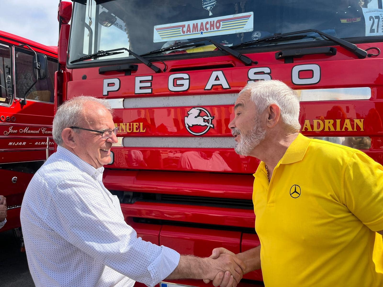 Concentración multitudinaria en Vícar de vehículos industriales antiguos