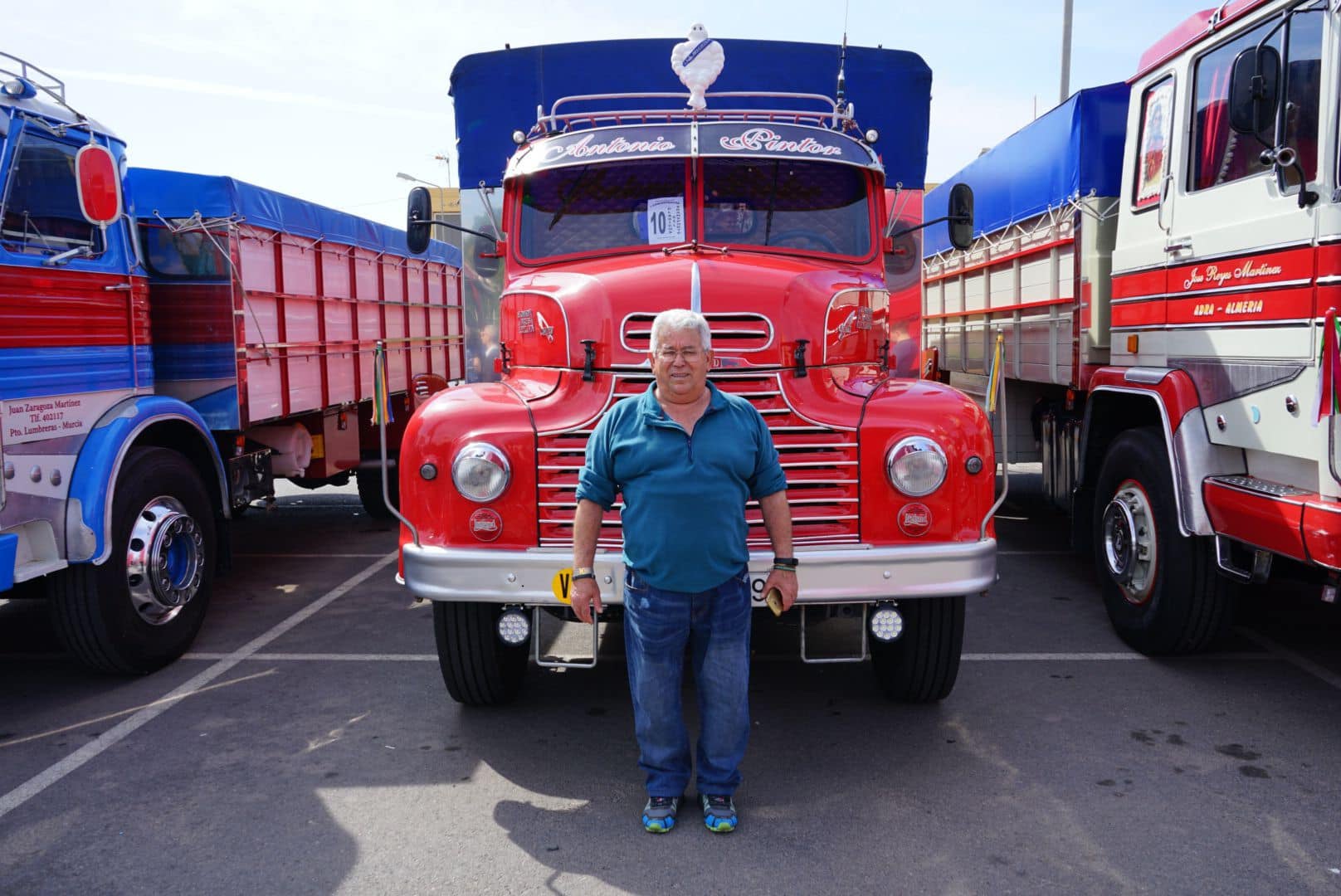 Concentración multitudinaria en Vícar de vehículos industriales antiguos