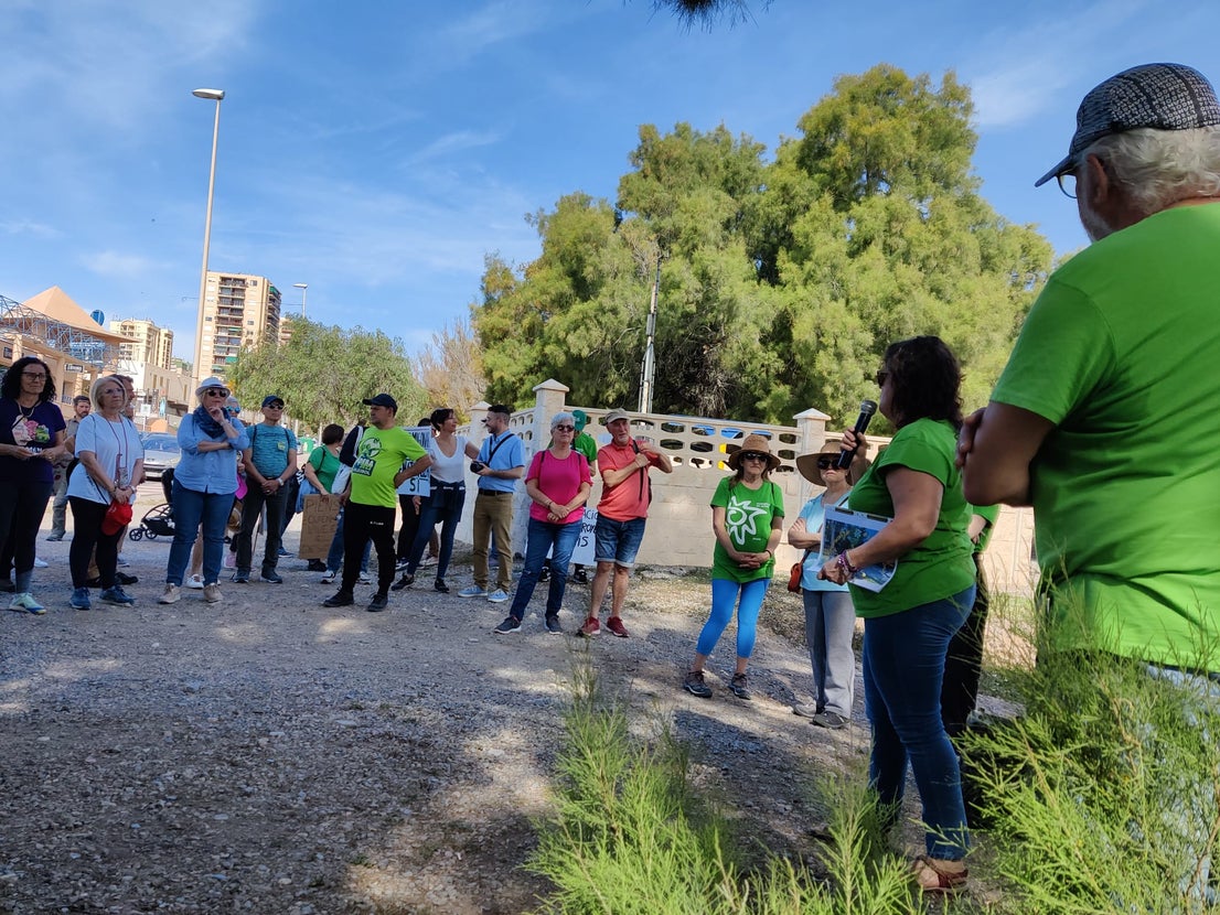 Decenas de personas rechazan el «hormigonado» de la rambla de San Antonio
