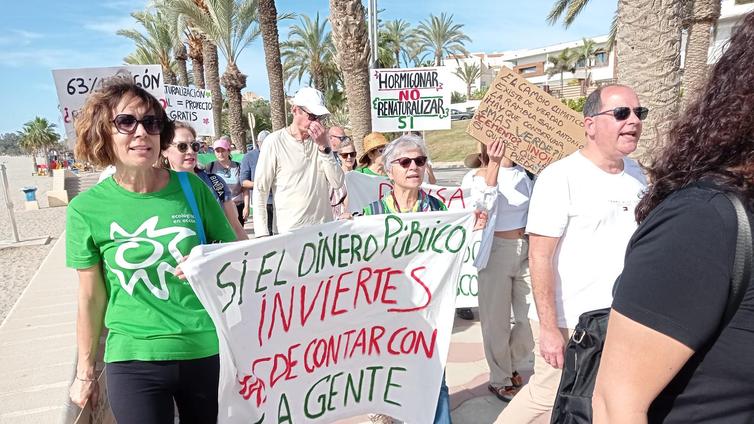 Decenas de personas rechazan el «hormigonado» de la rambla de San Antonio