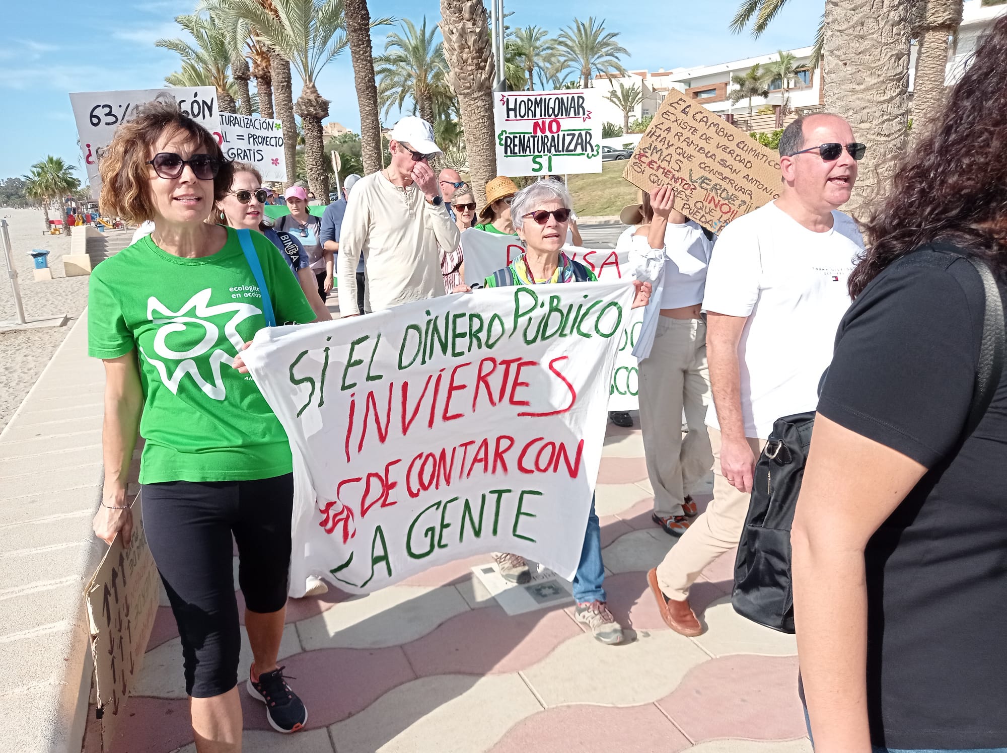 Decenas de personas rechazan el «hormigonado» de la rambla de San Antonio