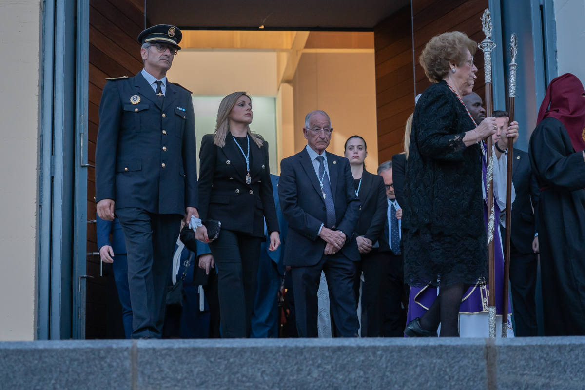 El Cristo de la Expiración procesiona en un impresionante silencio solo roto por los tambores