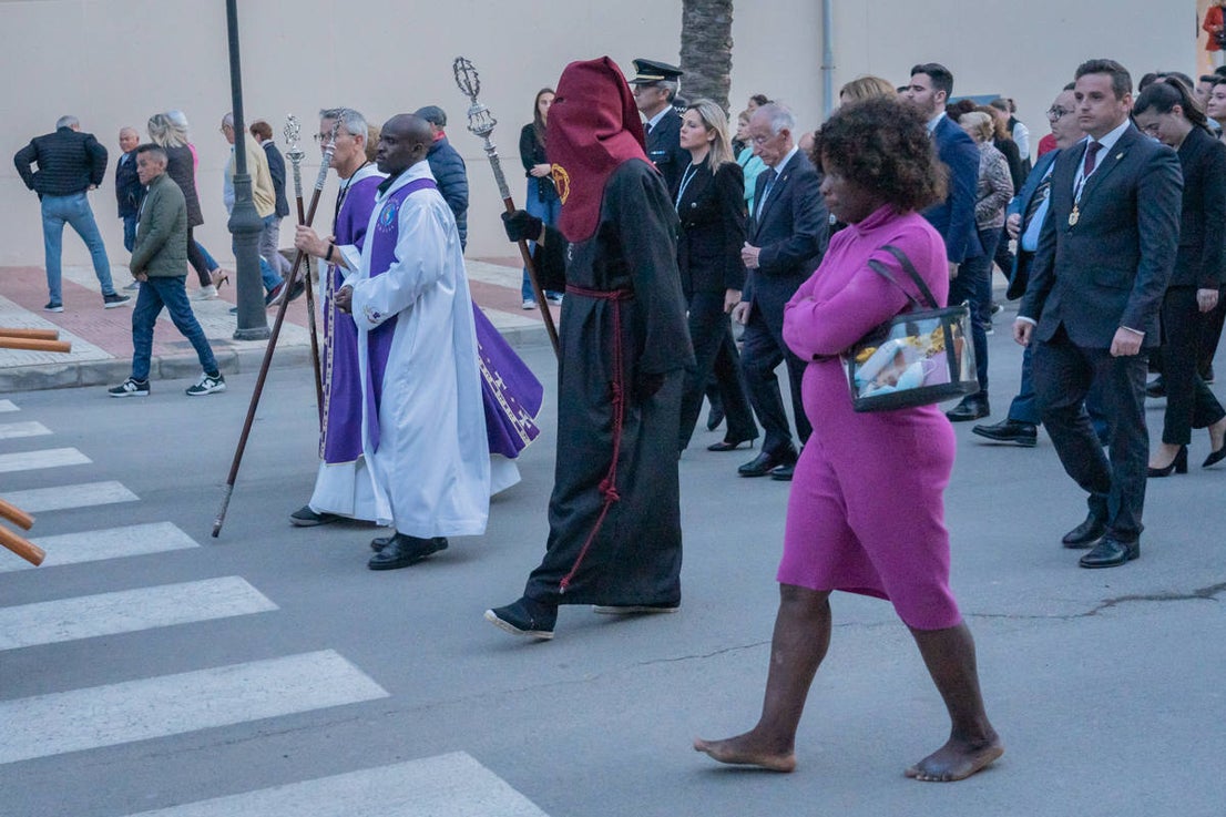 El Cristo de la Expiración procesiona en un impresionante silencio solo roto por los tambores