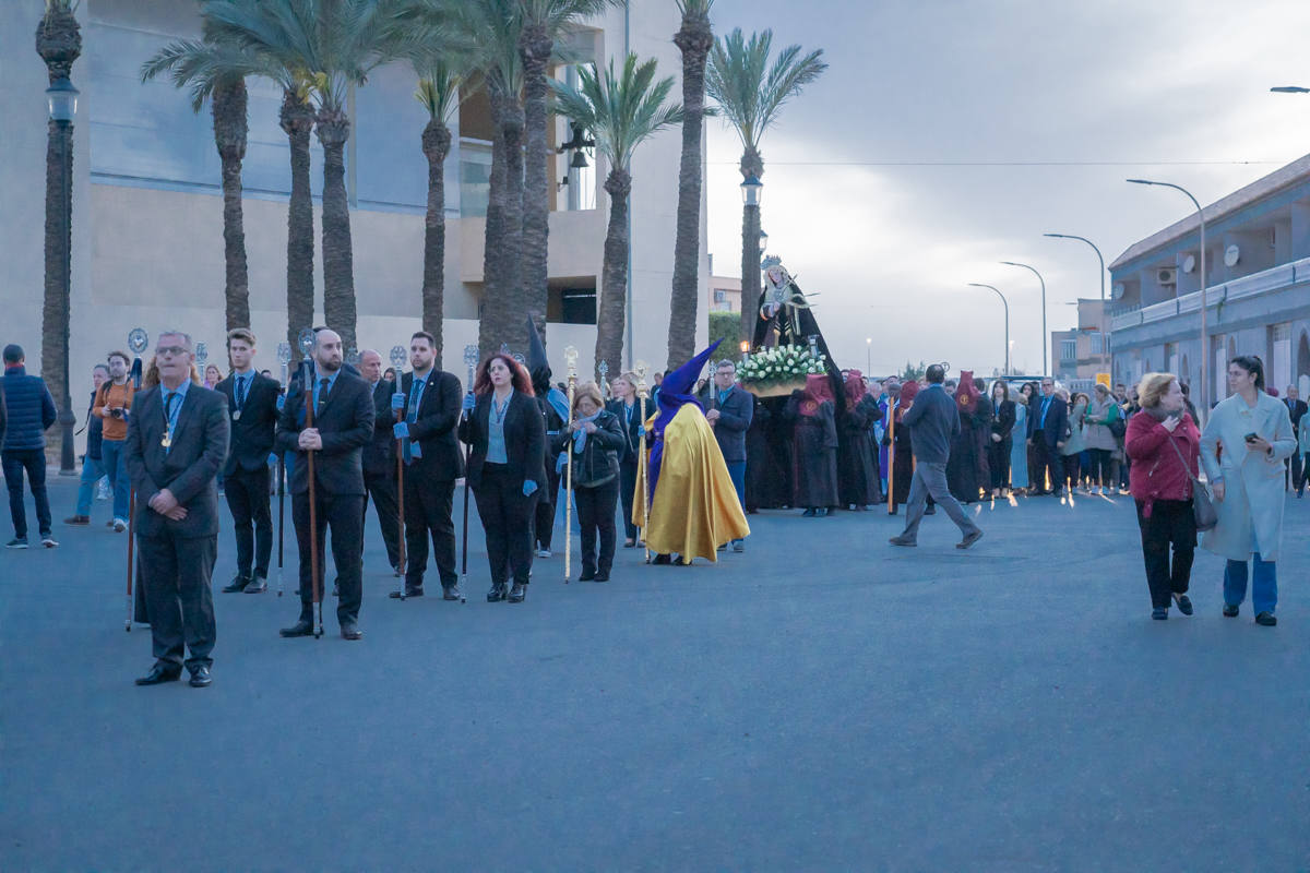 El Cristo de la Expiración procesiona en un impresionante silencio solo roto por los tambores