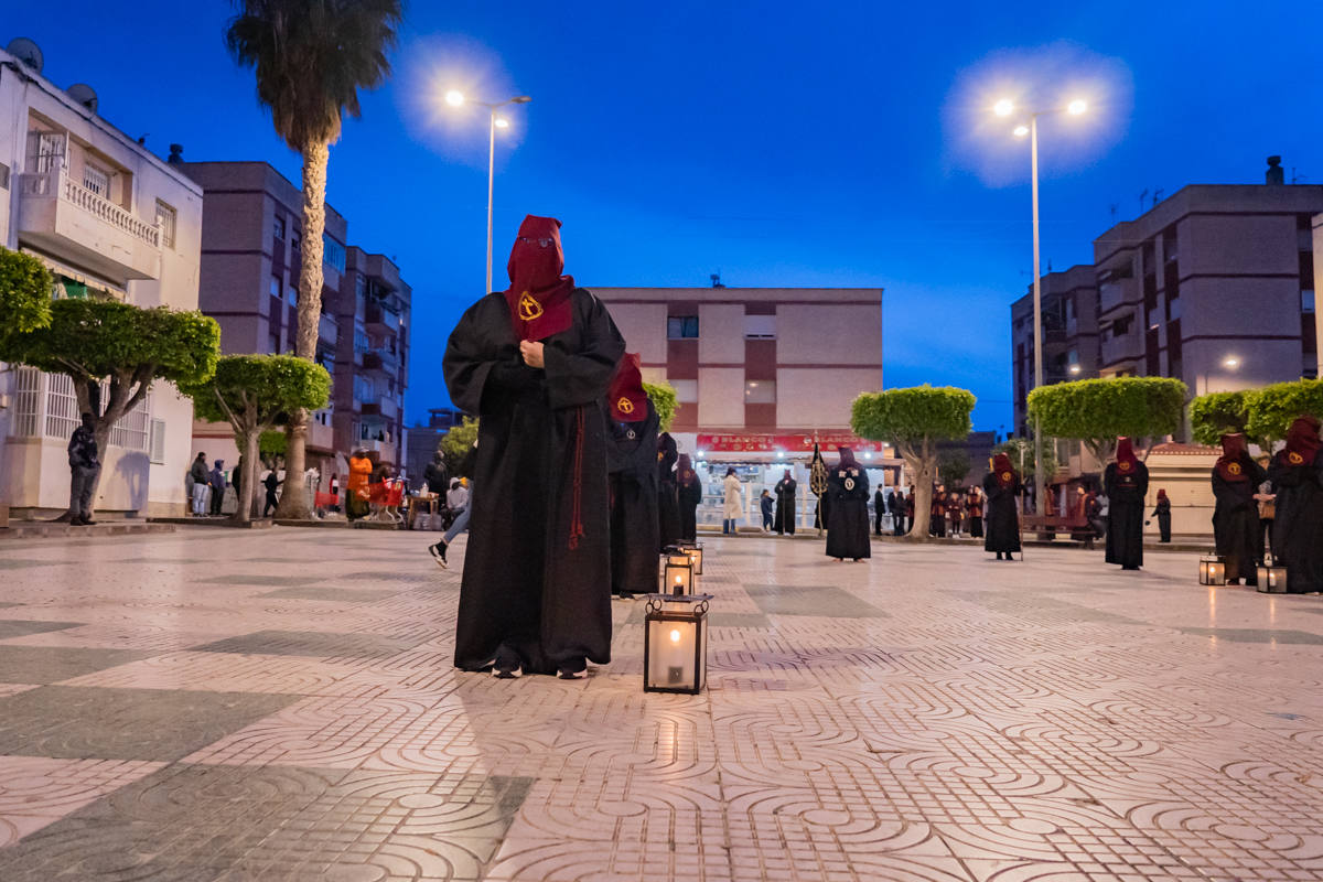 El Cristo de la Expiración procesiona en un impresionante silencio solo roto por los tambores