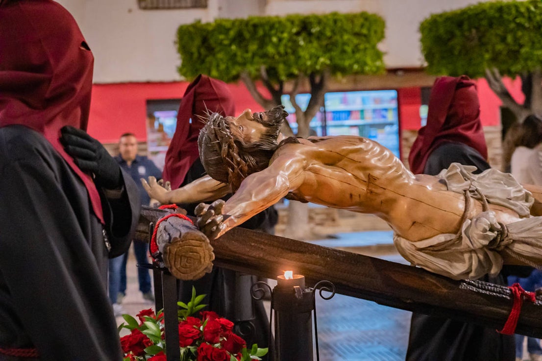 El Cristo de la Expiración procesiona en un impresionante silencio solo roto por los tambores