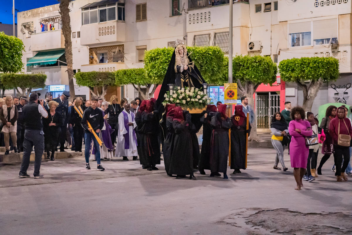 El Cristo de la Expiración procesiona en un impresionante silencio solo roto por los tambores