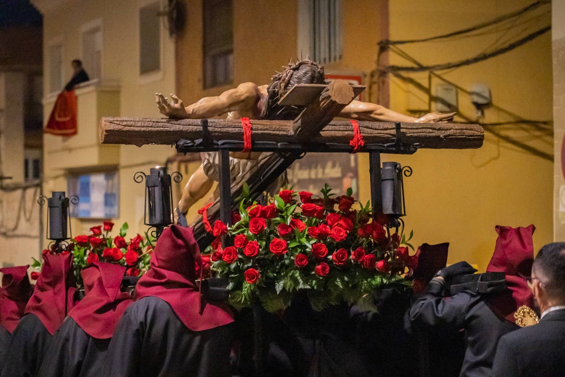 El Cristo de la Expiración procesiona en un impresionante silencio solo roto por los tambores