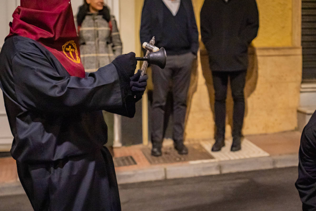 El Cristo de la Expiración procesiona en un impresionante silencio solo roto por los tambores