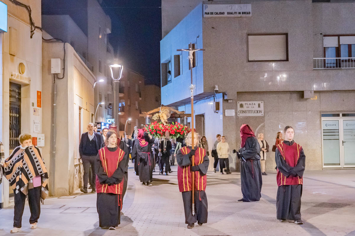 El Cristo de la Expiración procesiona en un impresionante silencio solo roto por los tambores