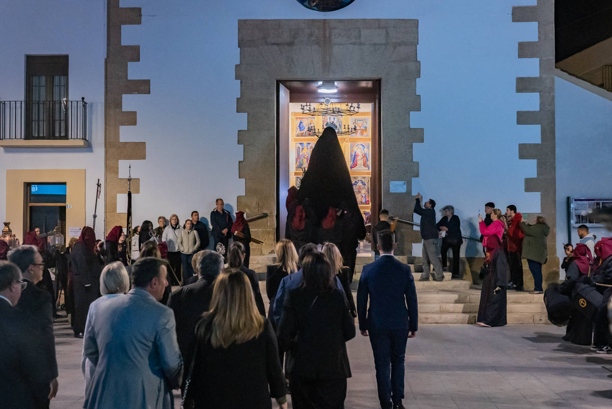 El Cristo de la Expiración procesiona en un impresionante silencio solo roto por los tambores
