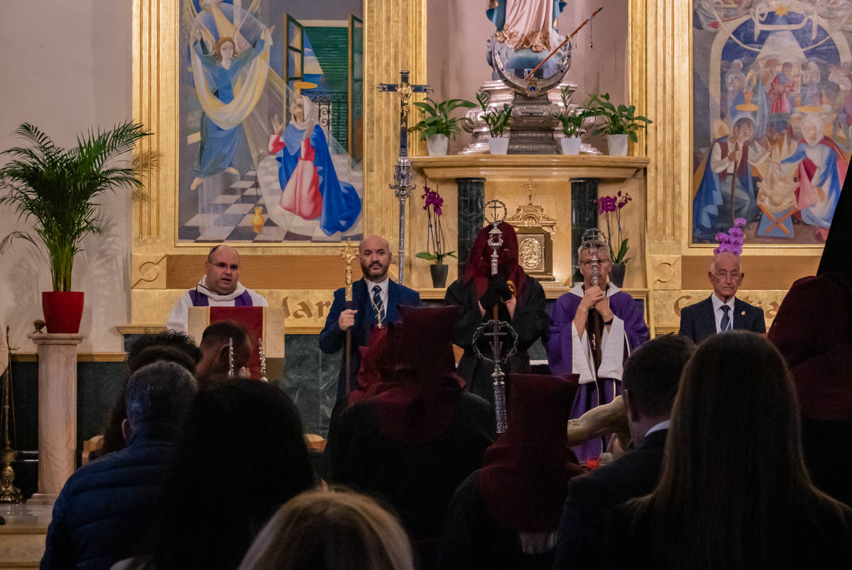 El Cristo de la Expiración procesiona en un impresionante silencio solo roto por los tambores