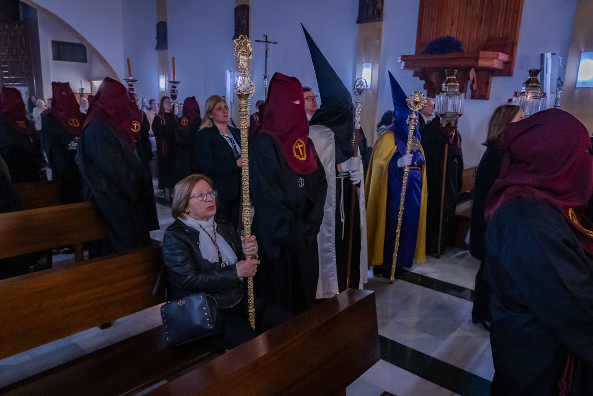 El Cristo de la Expiración procesiona en un impresionante silencio solo roto por los tambores
