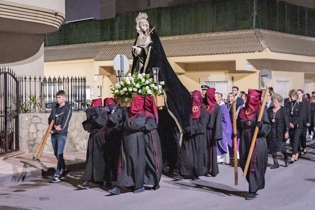 El Cristo de la Expiración procesiona en un impresionante silencio solo roto por los tambores