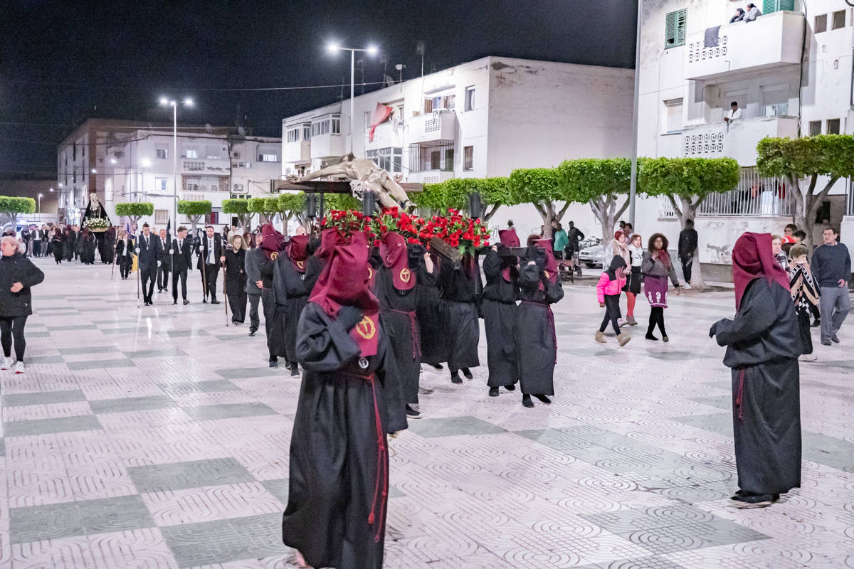 El Cristo de la Expiración procesiona en un impresionante silencio solo roto por los tambores