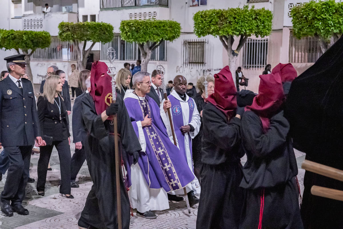 El Cristo de la Expiración procesiona en un impresionante silencio solo roto por los tambores
