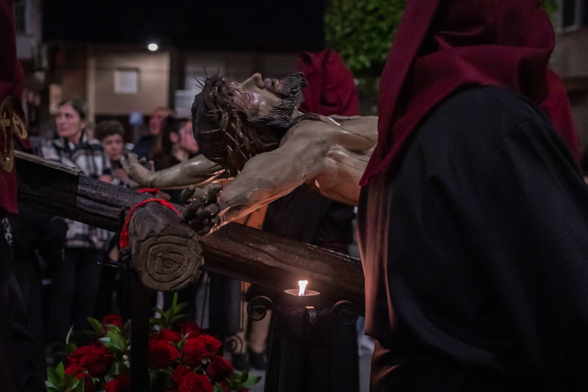 El Cristo de la Expiración procesiona en un impresionante silencio solo roto por los tambores