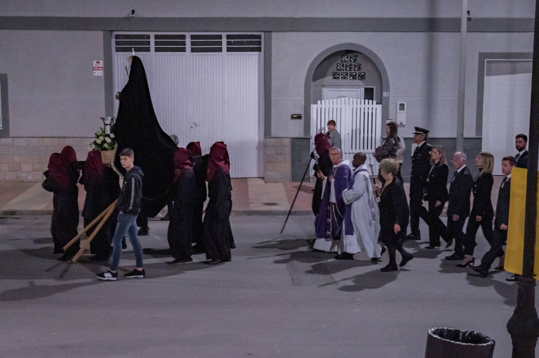 El Cristo de la Expiración procesiona en un impresionante silencio solo roto por los tambores