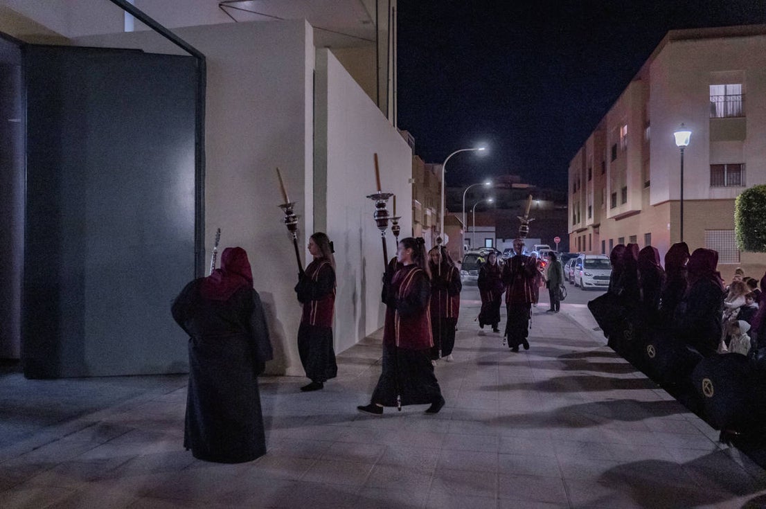 El Cristo de la Expiración procesiona en un impresionante silencio solo roto por los tambores