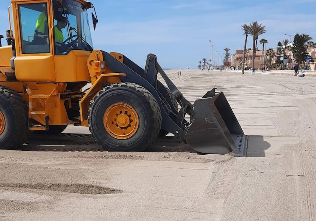 Una máquina de aplanado trabajando estos días en el arreglo de las playas.