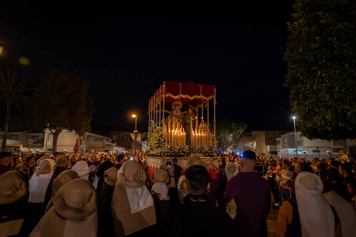 El Cristo de la Buena Muerte procesiona por las calles de El Parador