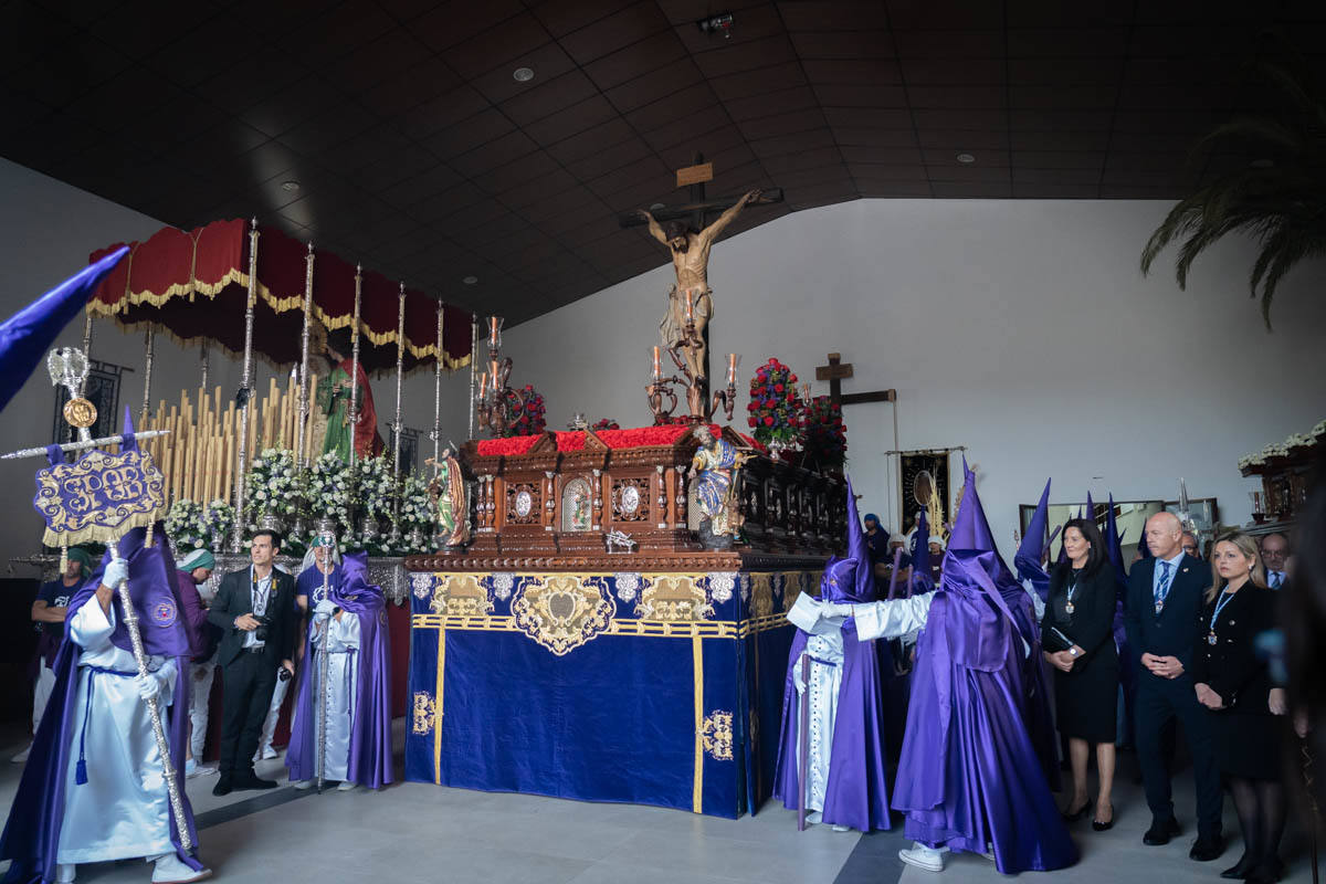 El Cristo de la Buena Muerte procesiona por las calles de El Parador