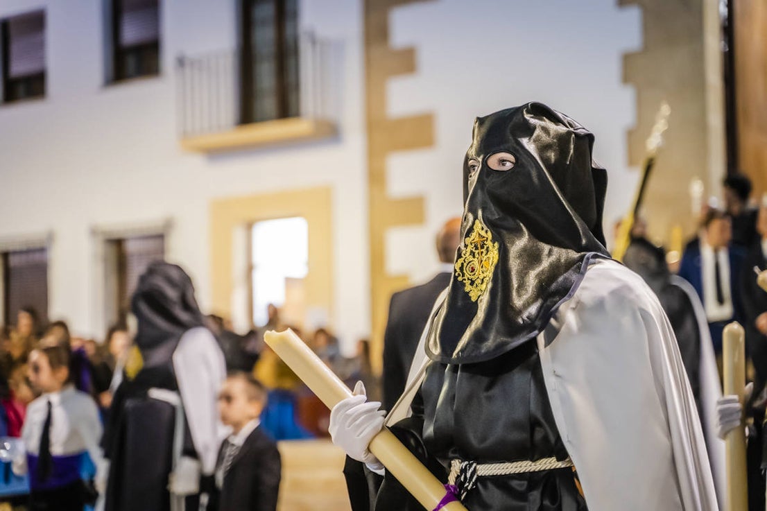 El Crucificado y María Santísima de los Dolores llenan de emoción las calles de Roquetas