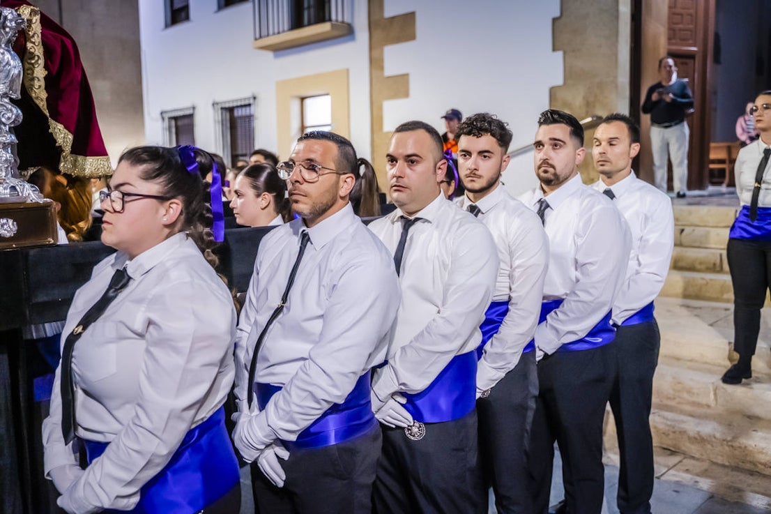 El Crucificado y María Santísima de los Dolores llenan de emoción las calles de Roquetas