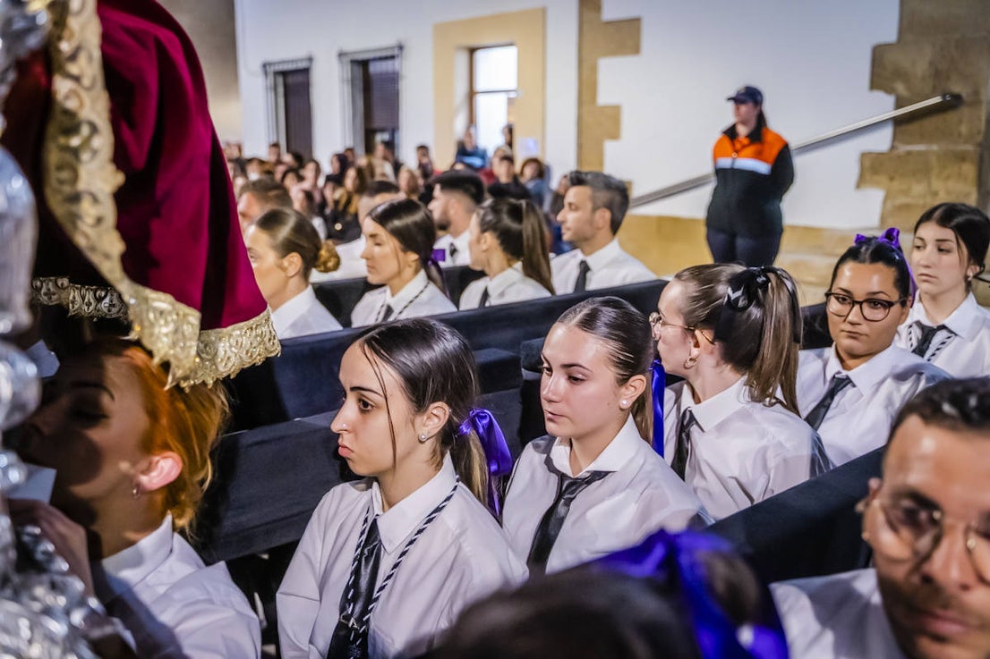 El Crucificado y María Santísima de los Dolores llenan de emoción las calles de Roquetas
