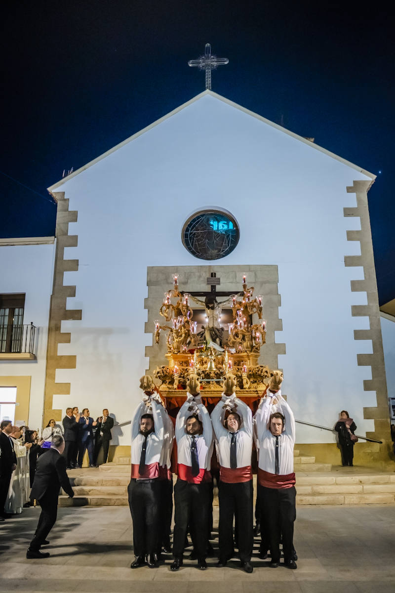 El Crucificado y María Santísima de los Dolores llenan de emoción las calles de Roquetas