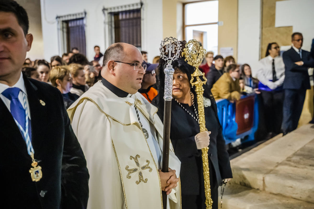 El Crucificado y María Santísima de los Dolores llenan de emoción las calles de Roquetas