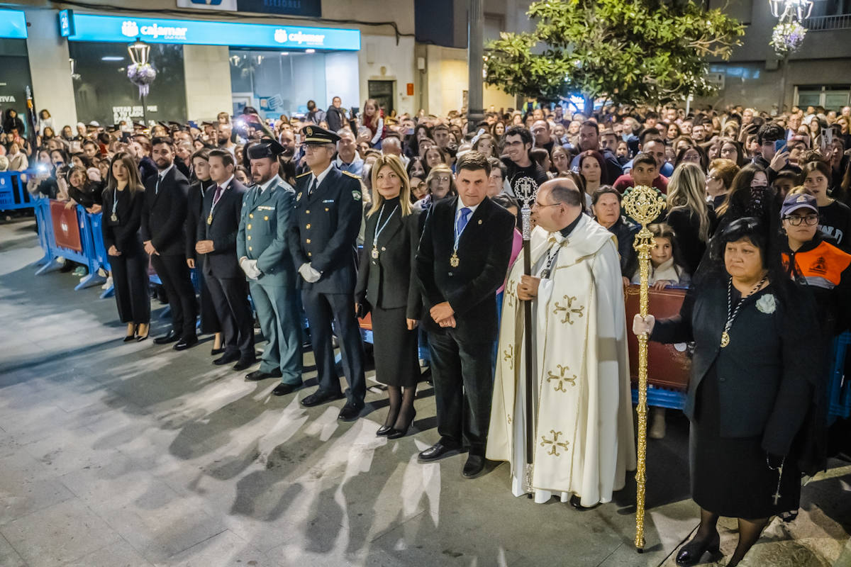 El Crucificado y María Santísima de los Dolores llenan de emoción las calles de Roquetas