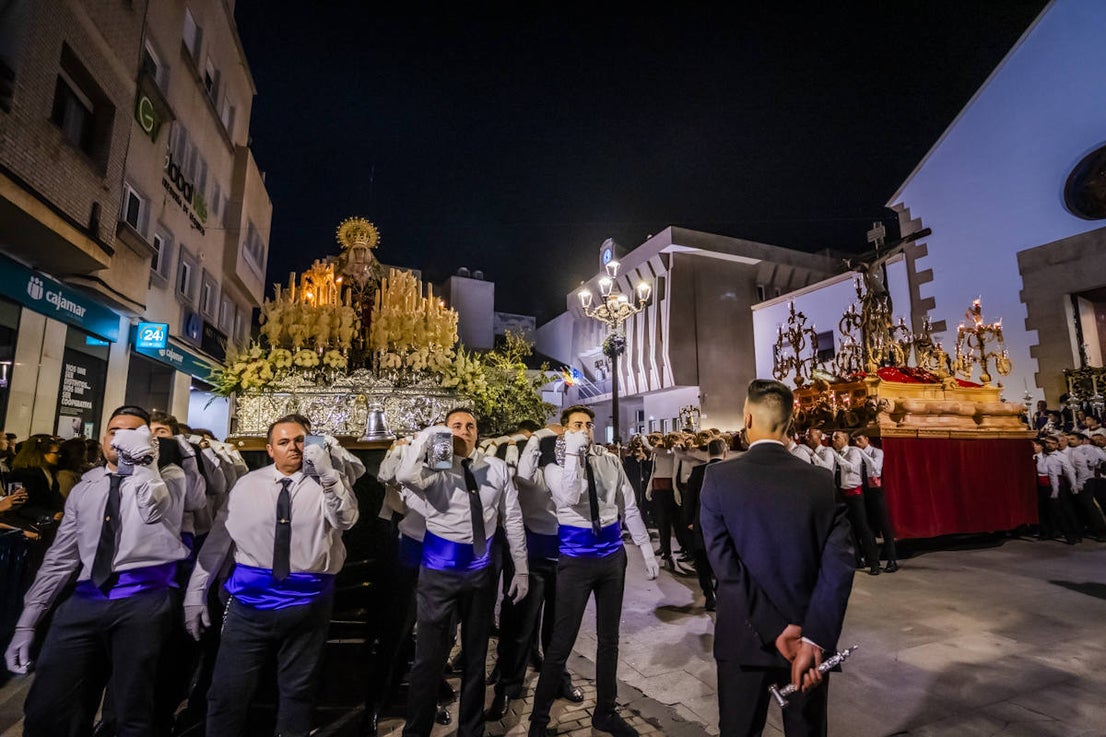 El Crucificado y María Santísima de los Dolores llenan de emoción las calles de Roquetas