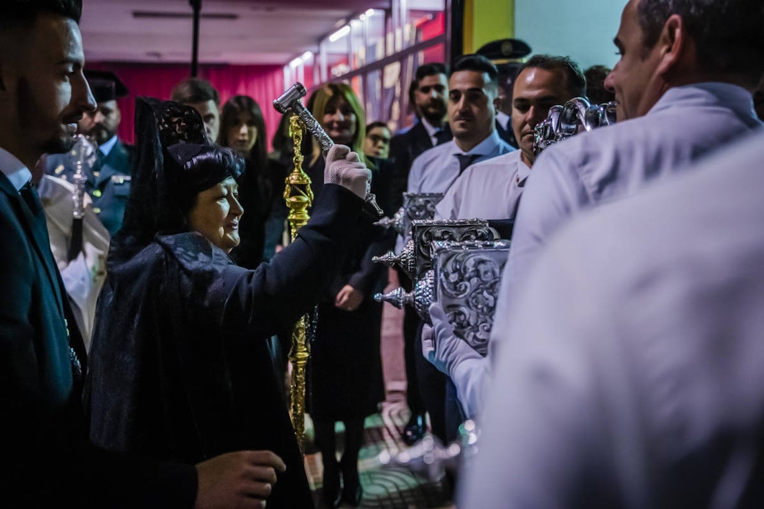 El Crucificado y María Santísima de los Dolores llenan de emoción las calles de Roquetas