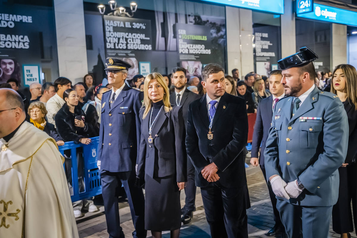 El Crucificado y María Santísima de los Dolores llenan de emoción las calles de Roquetas