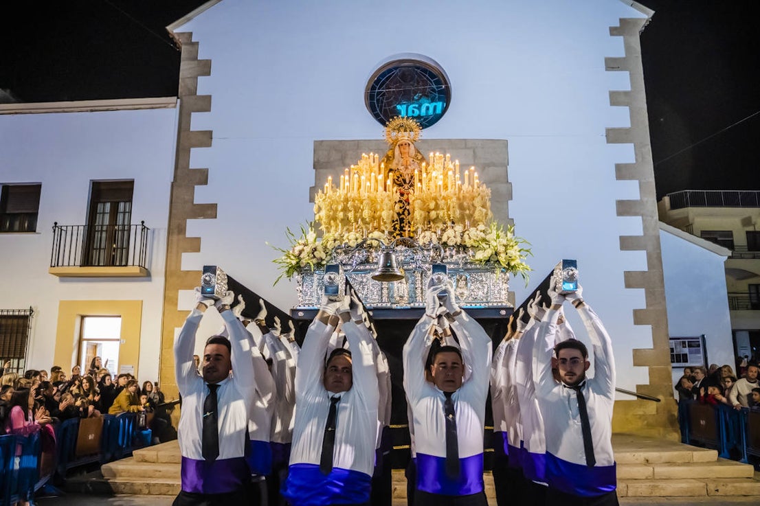 El Crucificado y María Santísima de los Dolores llenan de emoción las calles de Roquetas