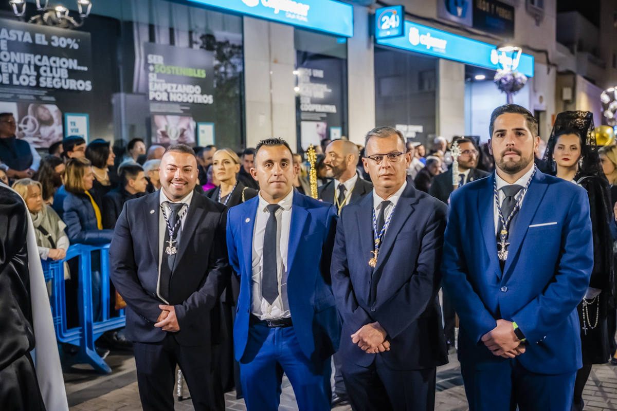 El Crucificado y María Santísima de los Dolores llenan de emoción las calles de Roquetas