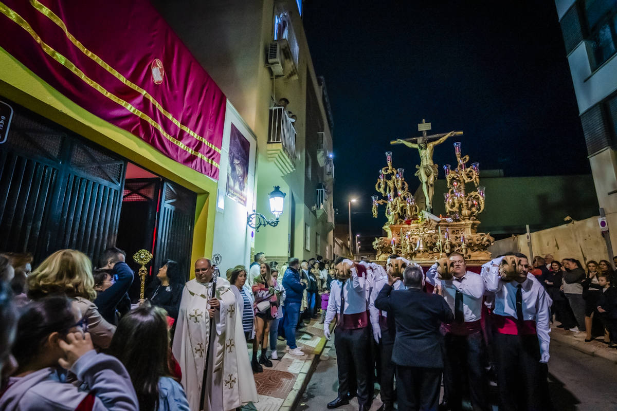 El Crucificado y María Santísima de los Dolores llenan de emoción las calles de Roquetas