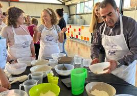 El alcalde, José Miguel Hernández, fue uno de los participantes en el primer taller.