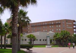 Un menor y dos adultos intoxicados tras un incendio en una vivienda de Roquetas