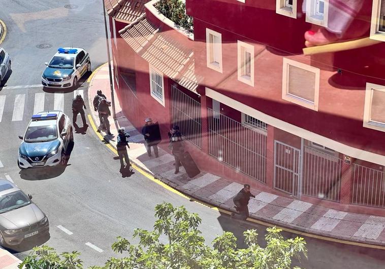 Un vecino se atrinchera en su ático de Aguadulce tras disparar varias veces al aire