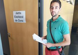 José María Martínez-Oña, número 3 de la candidatura, presentó ayer la documentación.