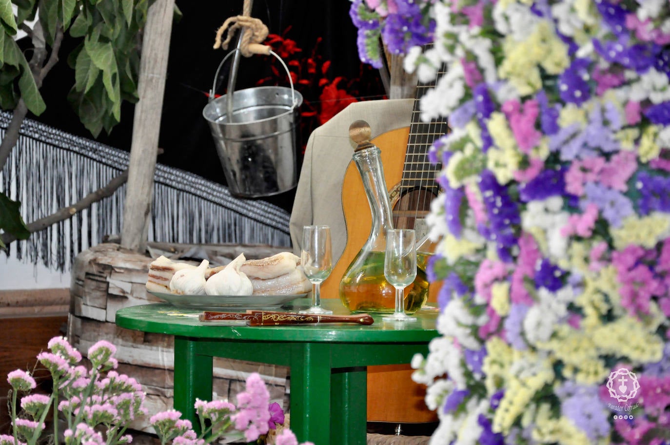 Jóvenes de El Parador procesionan la Santa Cruz