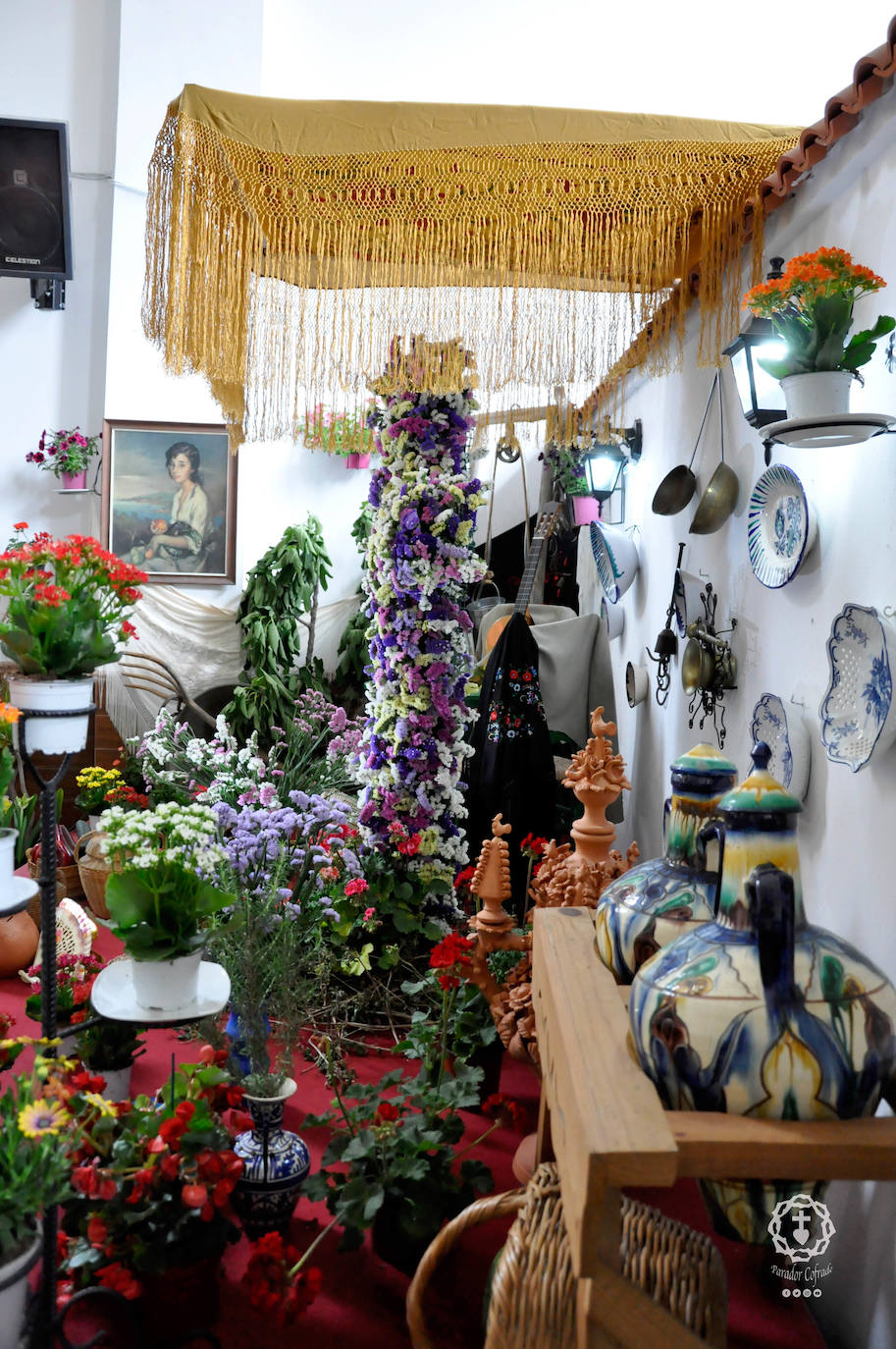 Jóvenes de El Parador procesionan la Santa Cruz