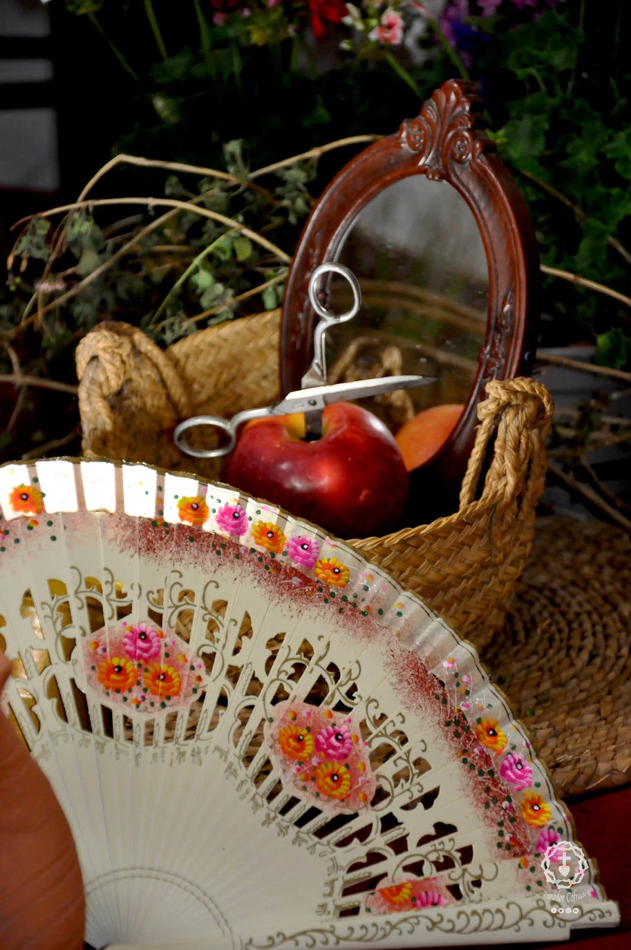 Jóvenes de El Parador procesionan la Santa Cruz