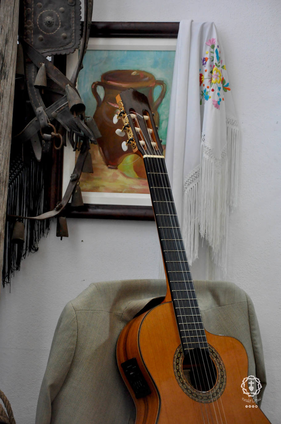 Jóvenes de El Parador procesionan la Santa Cruz
